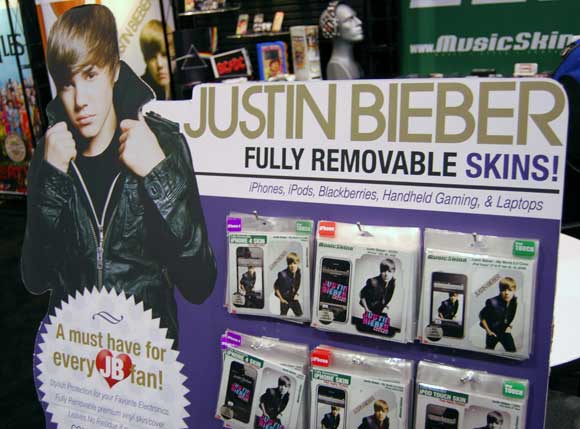 justin bieber headphones. justin-ieber-iphone-ipod-