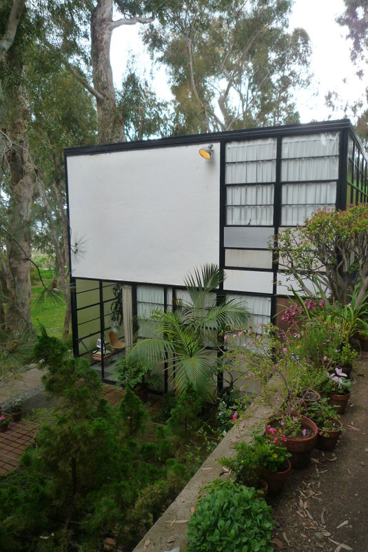 eames-house-white-wall.jpg