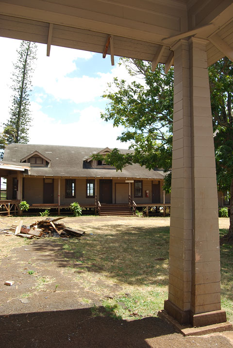 hawaiian-architecture-beams.jpg