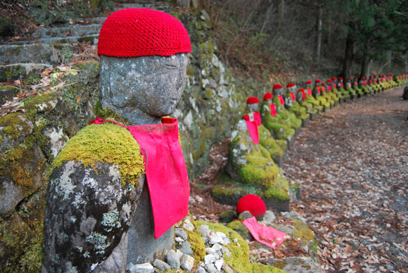 statues-nikko-monks.jpg